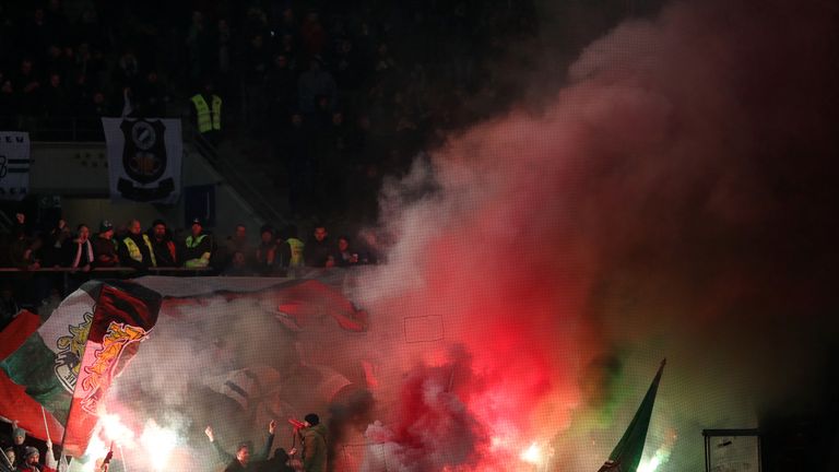 Anhänger von Hannover 96 brennen während des Spiels in Mainz Pyrotechnik ab