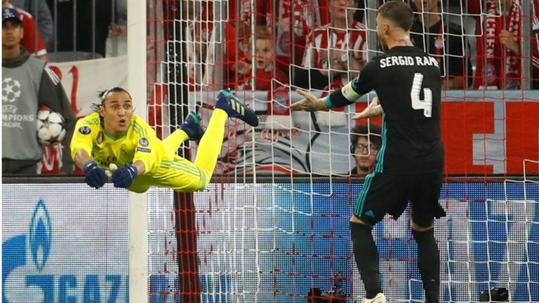 April 2018: Im Halbfinal-Hinspiel der Champions League verzweifeln die Bayern immer wieder an Reals Keeper Keylor Navas. Hier mit einer Flugeinlage vor Sergio Ramos. Nach dem 1:2 im Hinspiel reicht den Bayern auch ein 2:2 im Rückspiel nicht.