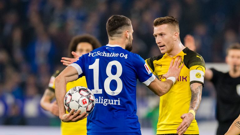 Schalkes Daniel Caligiuri gerät mit Marco Reus vom BVB aneinander.
