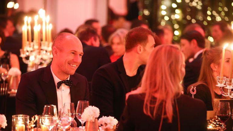 Arjen Robben genießt die Weihnachtsfeier des FC Bayern.