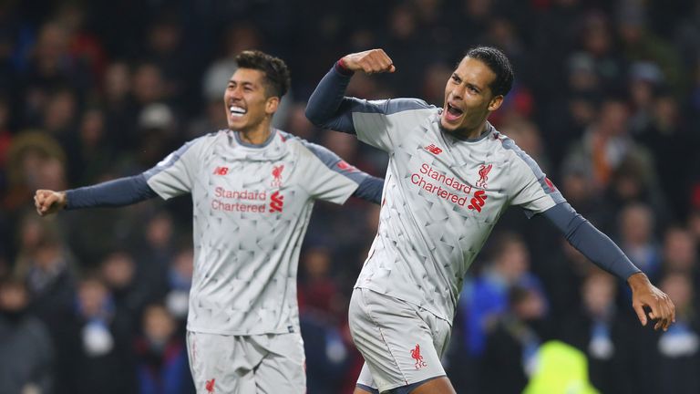 Liverpool-Star Roberto Firmino (l.) feiert mit Virgil van Dijk seinen Treffer zum zwischenzeitlichen 2:1.