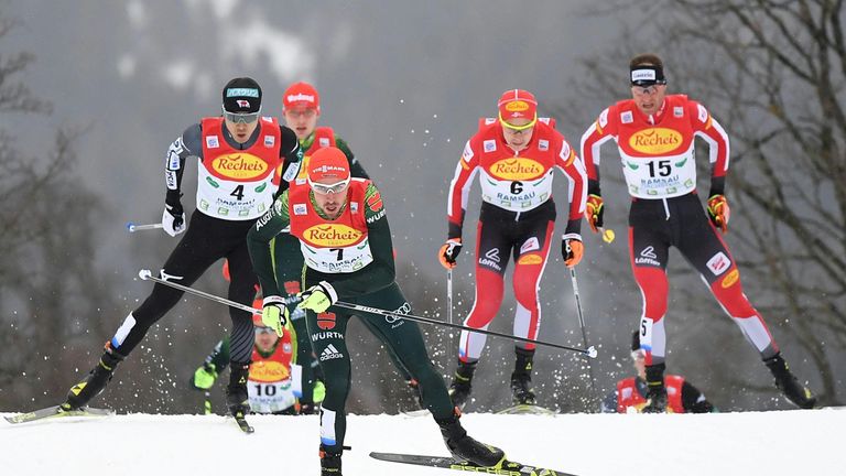 Johannes Rydzek und Fabian Rießle müssen sich in Ramsau nur Jörgen Graabak aus Norwegen geschlagen geben.