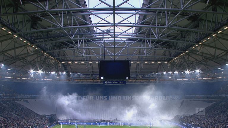 Unter einer XXL-Plane zogen die Schalke-Fans vor Derby-Anpfiff ihre Mützen auf.
