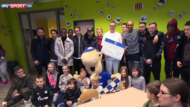 Die Schalke-Profis machten der Gelsenkirchener Kinderklinik eine großzügige Spende.