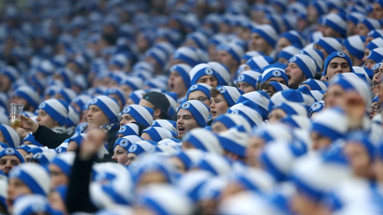 Die Schalke-Fans begleiteten das Revierderby mit einheitlicher Kopfbedeckung