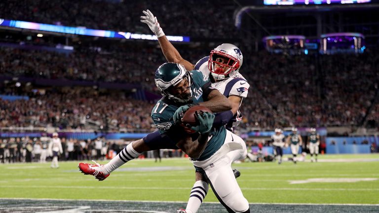 Februar 2018: Beim Super Bowl LII in Minneapolis entzaubern die Philadelphia Eagles Titelverteidiger New England Patriots mit 41:33. Im Bild: Alshon Jeffery fängt einen 34-Yard-Pass und fliegt in die Endzone zum Touchdown, Eric Rowe kommt zu spät. 