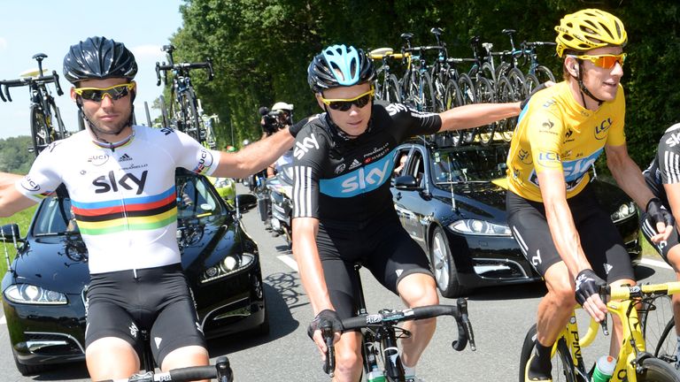 Bradley Wiggins (r.) gewann 2012 die Tour de France, Chris Froome (M.) siegte 2013 und von 2015 bis 2017. Mark Cavendish (l.) gewann 2012 drei Tour-Etappen.