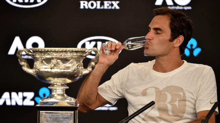 Januar 2018: Gönn' Dir! Nach seinem sechsten Triumph bei den Australian Open gönnt sich Superstar Roger Federer erstmal ein Sektchen. Im Endspiel zwingt er Marin Cilic in einem Fünf-Satz-Krimi in die Knie (6:2, 6:7, 6:3, 3:6, 6:1).