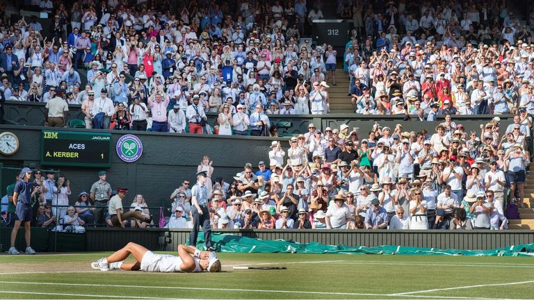 Juli 2018: Angelique Kerber putzt im Endspiel von Wimbledon Serena Williams mit 6:3, 6:3 - und gewinnt damit ihren dritten Grand-Slam-Titel. Sie kann ihr Glück kaum fassen und liegt mit den Händen über dem Gesicht auf dem Rasen von Wimbledon.