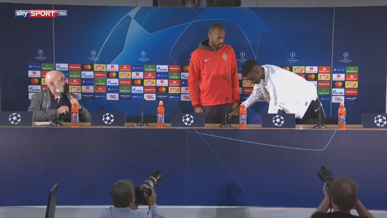 AS Monaco-Coach Thierry Henry (l.) bringt seinen Spielern auch Umgangsformen außerhalb des Fußballplatzes bei. 