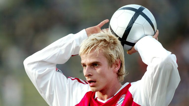 Mit ebenfalls 27 Jahren tauschte Tobias Rau, der unter anderem beim FC Bayern München unter Vertrag stand, die Fußballschuhe gegen die Tafel. Der heute 36-Jährige schlug eine Karriere als Lehrer ein. 