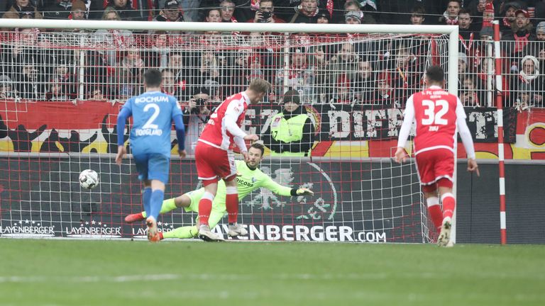 Sebastian Polter erzielt per Elfmeter den entscheidenden Treffer für Union Berlin. 