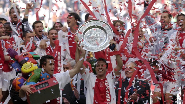 Bevor Rafael van der Vaart 2005 in der Bundesliga wechselte, startete er bei Ajax Amsterdam durch. Er gab 2000 sein Profi-Debüt und feierte zwei Mal den Sieg der niederländischen Meisterschaft sowie je ein Mal Pokal und Superpokalsieg.
