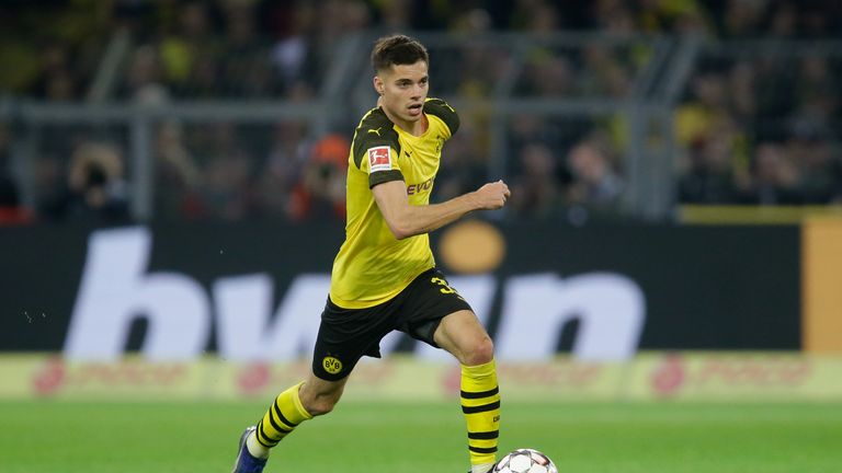 Julian Weigl startet gegen Gladbach im Abwehrzentrum des BVB.