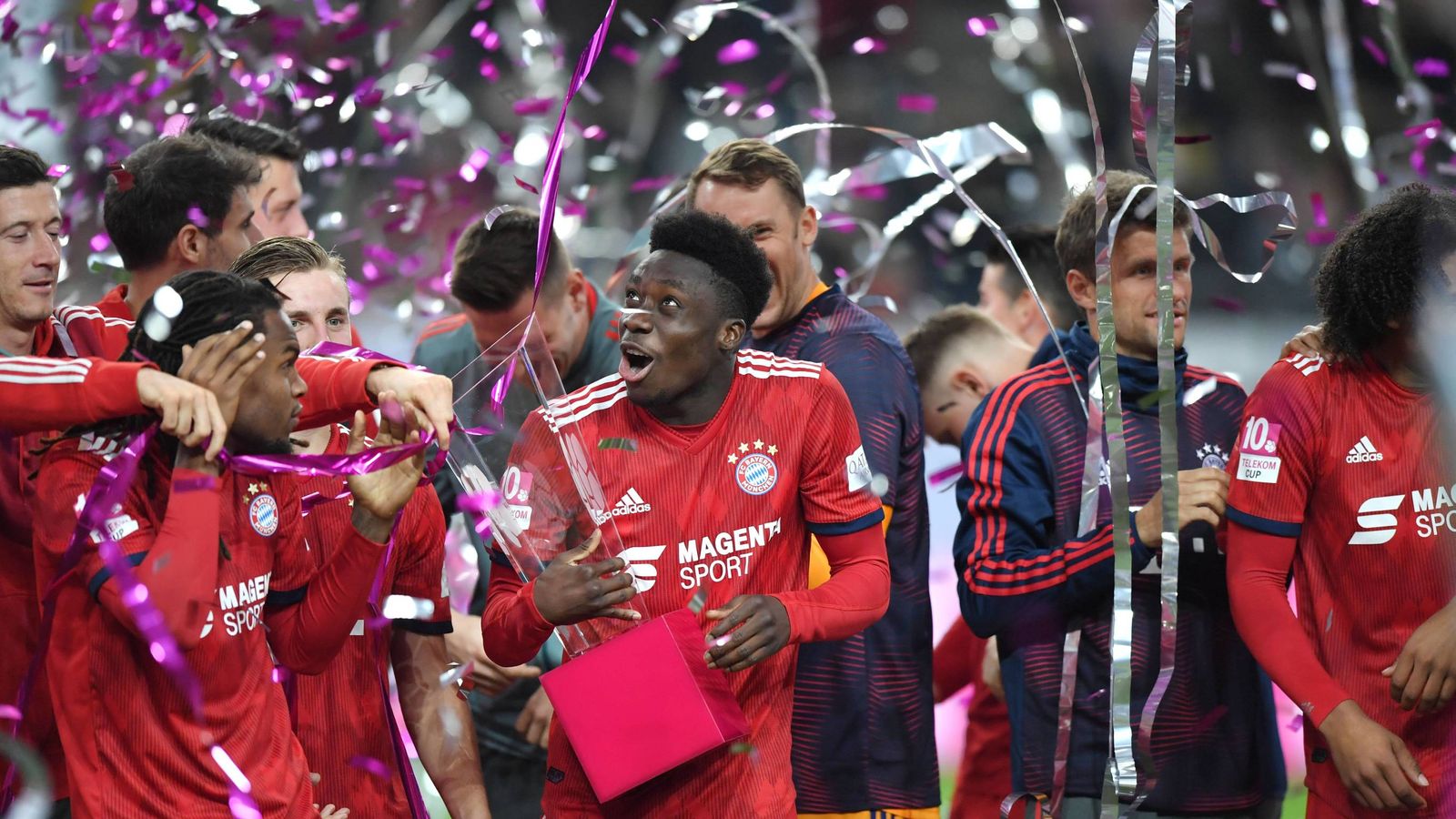 FC Bayern: Alphonso Davies überzeugt beim Debüt | Fußball ...