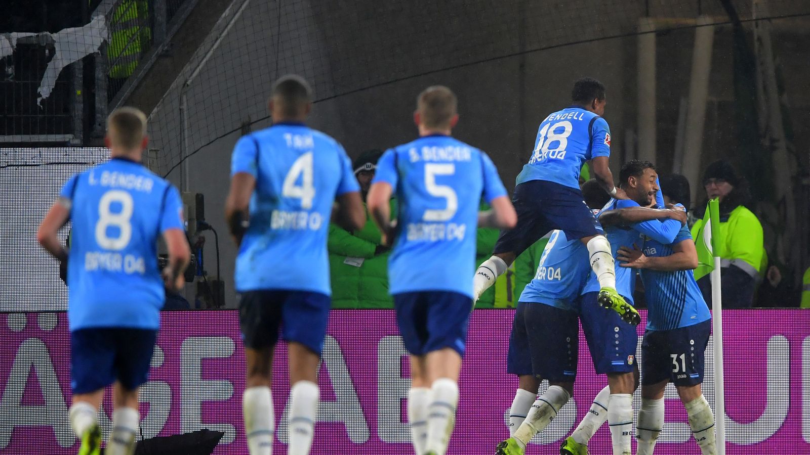 Fußball, Bundesliga: Bayer Leverkusen feiert ersten Sieg