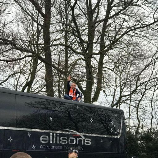 Protest: Blackpool-Fan klettert auf Arsenal-Bus