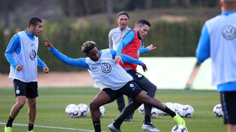 VfL Wolfsburg: Während sich die meisten Bundesligisten in Spanien vorbereiten, zieht es die Wölfe ins kleine Nachbarland Portugal. In Almancil wollen Daniel Ginczek & Co. Kraft für die Rückrunde tanken. 