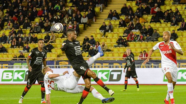 Die AS Monaco um Neuzugang Naldo (r.) siegt im Pokal-Viertelfinale gegen EA Guingamp.