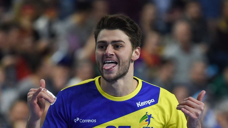 Brasiliens Handballer machen Spanien das Leben schwer.