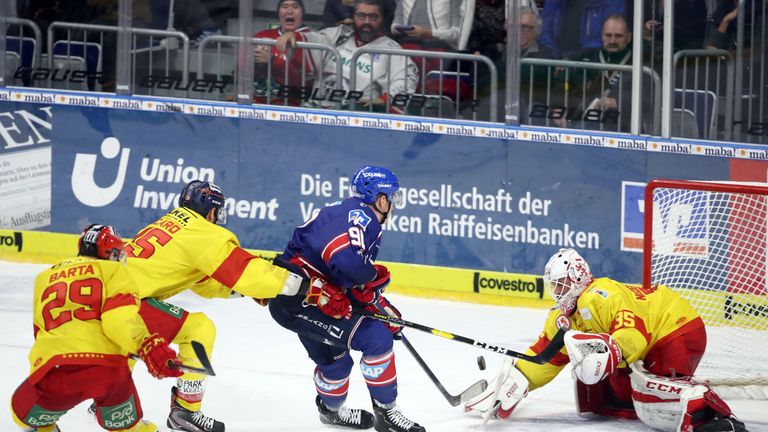 Die Adler Mannheim gewinnen in Düsseldorf mit 3:2.