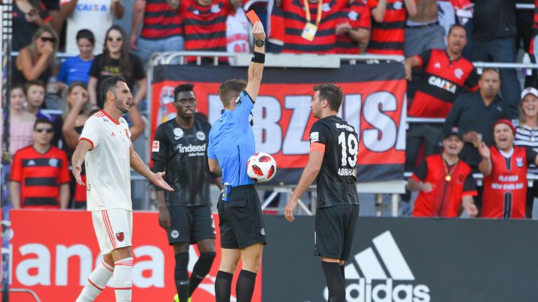 Davis Abraham muss im Test gegen Flamengo vorzeitig zum Duschen., 