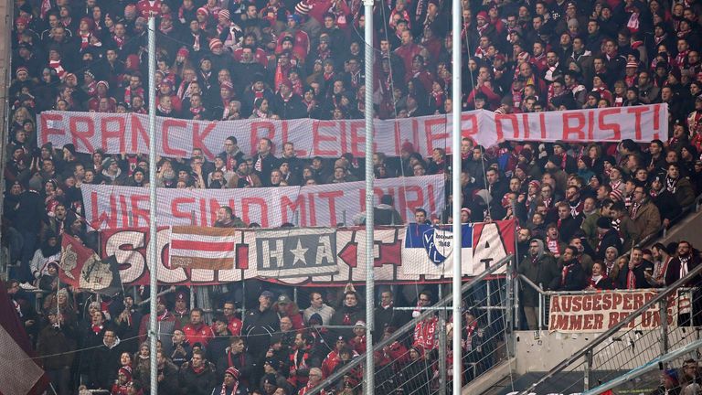 Die Fans des FC Bayern stärken Franck Ribery mit einem Spruchband den Rücken.