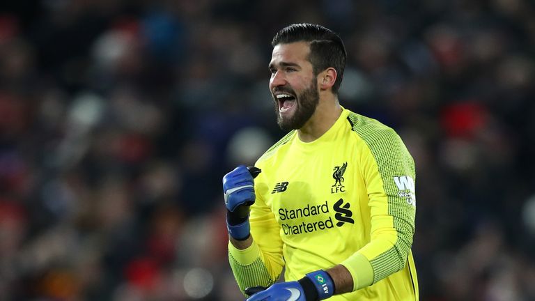 Alisson: Aktuell der beste Keeper der Premier League. 12 Spiele zu Null, erst acht Tore kassiert und 84,9 Prozent der Schüsse pariert. Vorteil Liverpool – 0:1!