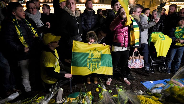 Die Fans beten für Sala.