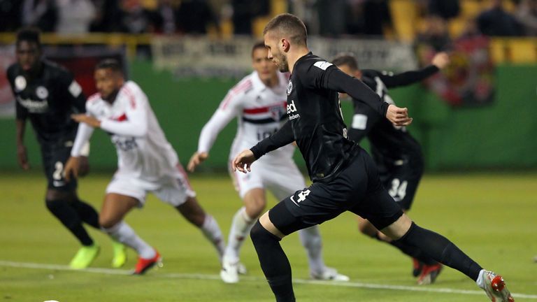 Eintracht Frankfurt besiegt Brasiliens Spitzenklub Sao Paulo mit 2:1.