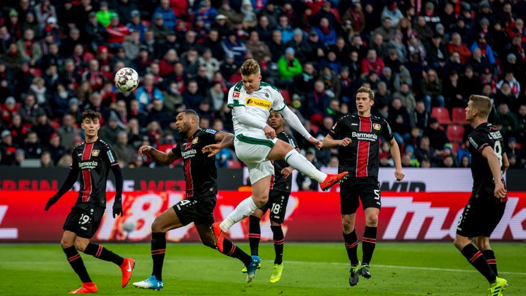 ABWEHR: Nico Elvedi (Borussia Mönchengladbach). Der 22-Jährige und seine Mannschaft gewannen in Leverkusen zu Null. Elvedi leitete mit seinem Pass auf Stindl das Tor von Alessandro Plea ein. Seinen eigenen Kopfball parierte Hradecky auf der Linie.
