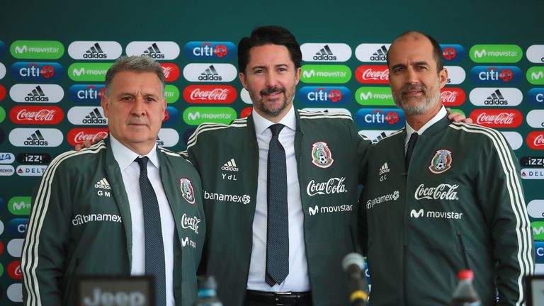 Gerardo Martino (l.) wurde als neuer Nationaltrainer Mexikos präsentiert.