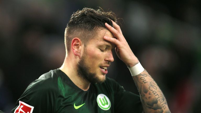 Schwerer Schlag für den VfL Wolfsburg: Die Niedersachsen müssen wochenlang auf Stürmer Daniel Ginczek verzichten, der sich im Testspiel gegen Rijeka eine Bandverletzung im rechten Fuß zugezogen hat.