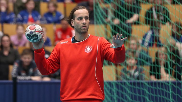 Silvio Heinevetter erzielt bei der Handball-WM gegen Serbien einen Treffer.