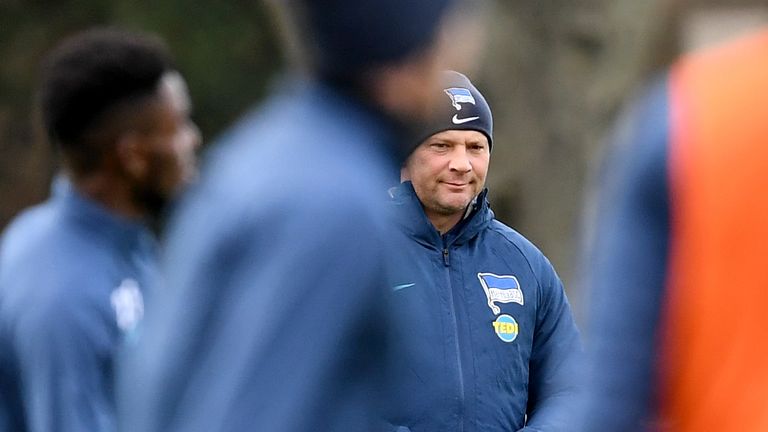 Hertha BSC: ''Dickes B, oben an der Spree. Im Sommer tust du gut und im Winter tut's weh.'' Mit Mütze und Handschuhe bepackt läuft sich der Hauptstadt-Klub um Coach Pal Dardai auf dem heimischen Trainingsplatz in Berlin warm. 