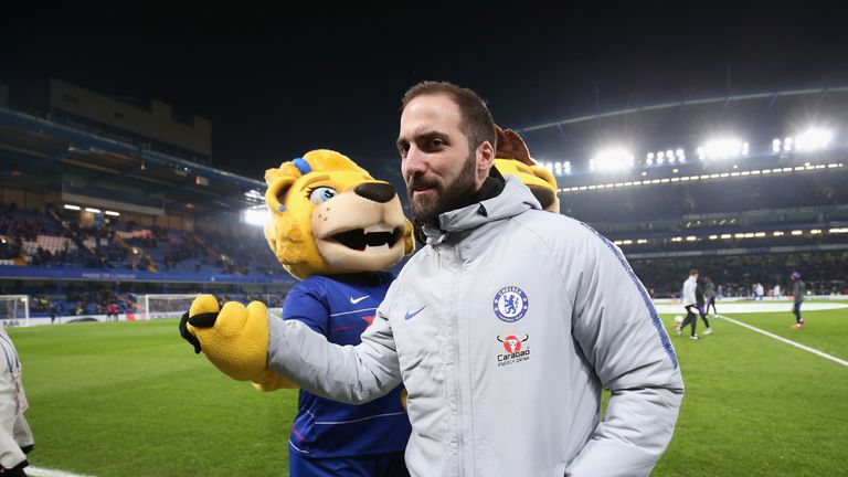 Gonzalo Higuain kassiert beim FC Chelsea kräftig ab.