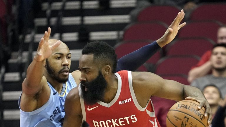 James Harden (r.) von den Houston Rockets legt gegen Memphis eine sensationelle Leistung hin. 