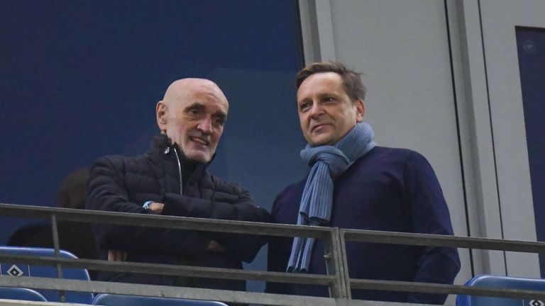 Hannovers Manager Horst Heldt bestätigt, dass Präsident Martin Kind die Wintertransfers aus eigener Tasche bezahlt.