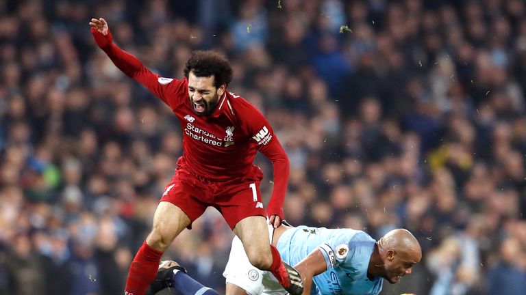 Mit schmerzverzerrtem Gesicht kann sich Salah nicht mehr auf den Beinen halten.