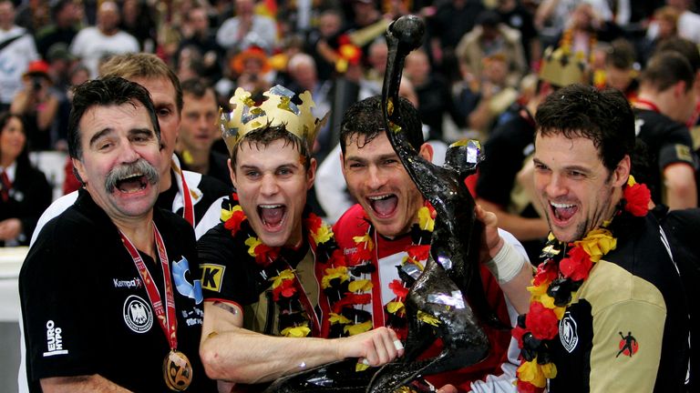 Michael ''Mimi'' Kraus (2.v.l.) bejubelt 2007 zusammen mit Trainer Heiner Brand, Henning Fritz und Markus Baur den Gewinn des WM-Titels.