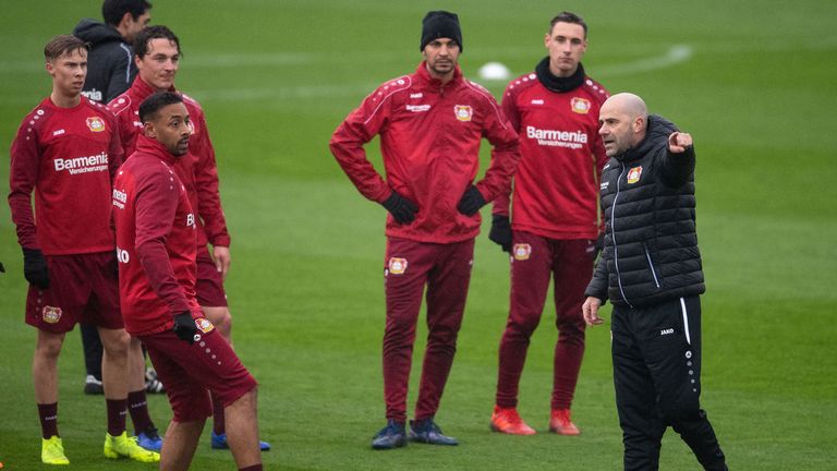 Bayer Leverkusen: Mit dem neuen Trainer Peter Bosz will die Werkself zurück in die Erfolgsspur. Der Ex-BVB-Coach macht seine Mannschaft auf dem heimischen Trainingsplatz in Leverkusen fit. 