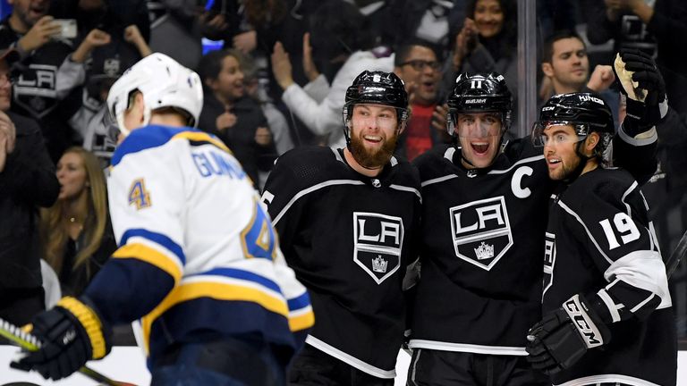 Anze Kopitar (M.) feiert mit den Los Angeles Kings einen 4:3-Erfolg gegen die St. Louis Blues.