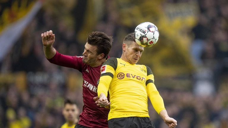 Lukasz Piszczek: Zeigte sich sehr offensivfreudig und kam auf insgesamt drei Abschlüsse und bereitete zudem vier Torschüsse vor.  Gab unter anderem den Assist zu Guerreiros Top-Chance (40.). In der 70. Minute für Marcel Schmelzer raus - NOTE: 2.