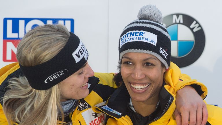 Mariama Jamanka (r.) und Annika Drazek feiern in Altenberg ihren dritten Weltcup-Erfolg. 