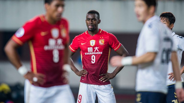 JACKSON MARTINEZ: Im Winter 2016 zog es den Kolumbianer ebenfalls von Atletico Madrid nach China. Für den Stürmer zahlte Guangzhou Evergrande Taobao 42 Millionen Euro. Seit Sommer 2018 geht der 32-Jährige für Portimonense SC auf Torejagd.