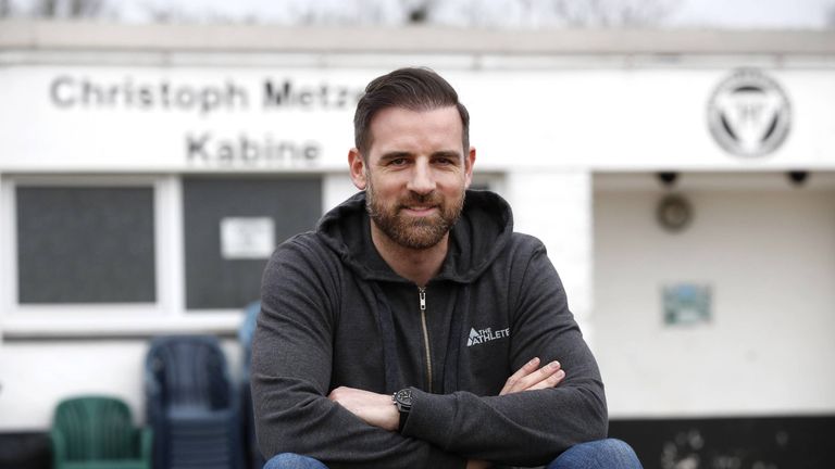 Nach den Stationen bei Borussia Dortmund, Real Madrid und Schalke 04 zog es Christoph Metzelder nach dem Ende seiner Profi-Karriere wieder zurück zu seinem Jugendverein TuS Haltern. Dort absolvierte er einige Partien in der Bezirks- und Kreisliga.