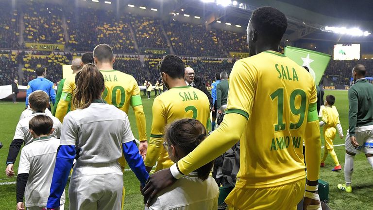 Die Spieler des FC Nantes laufen gegen AS St. Etienne mit dem Name ihres Ex-Teamkollegen Emiliano Sala auf.