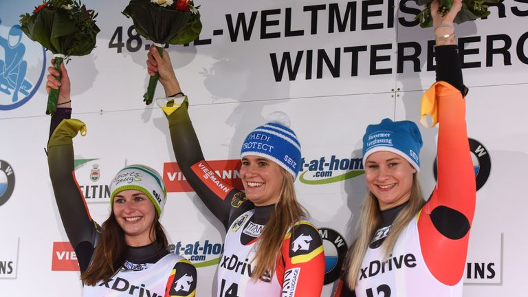 Natalie Geisenberger (M.), Dajana Eitberger (l.) und Julia Taubitz feiern den deutschen Dreifach-Triumph bei der Rodel-Heim-WM.