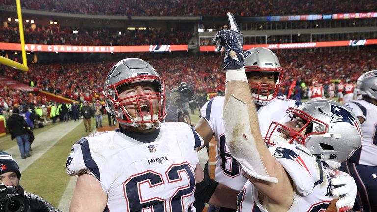 Die New England Patriots ziehen dank eines Overtime-Touchdowns von Rex Burkhead (r.) erneut in den Super Bowl ein.