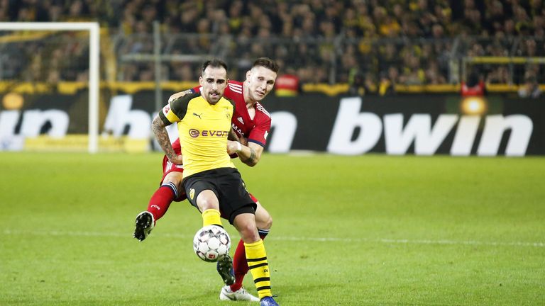Das Hinspiel in Dortmund gewann der BVB gegen die Bayerm mit 3:2 (im Bild: Bayerns Niklas Süle im Duell mit BVB-Torjäger Paco Alcacer).